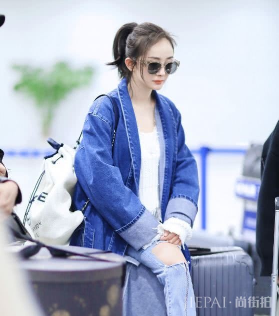 杨幂真是从小美到大,这腰看着绝对不到二尺吧!